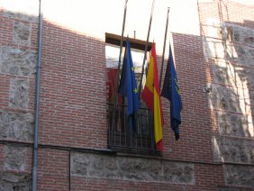 Banderas a media asta en la sede de la FEMP.